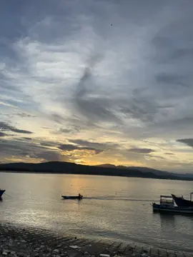 Ngày em đến là mặt trời,đã soi ánh nắng trong lành anh..