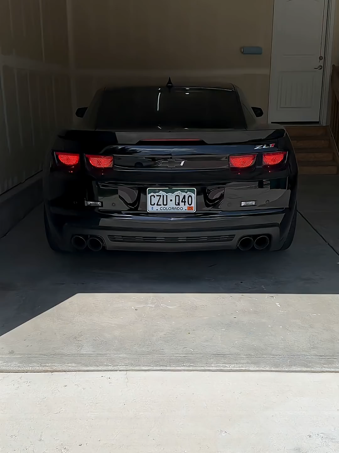 It doesn’t start — it erupts. 2013 Camaro ZL1 with long tube headers and Corsa exhaust — raw LS thunder, no mercy. ⚡🔥 ⠀ The 2013 Chevrolet Camaro ZL1 is powered by a supercharged 6.2L LSA V8 pushing 580 hp stock. But with long tube headers and a Corsa exhaust, this beast breathes deeper and screams louder. Aggressive, violent, and pure American muscle — this cold start isn’t for the faint of heart. ⠀ #camaro #zl1 #coldstart #corsaperformance #fyp