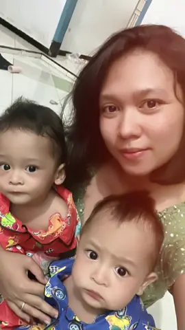 Adik aku lucu sekali iya kan? 😚#CapCut #fypシ゚viral #fyp #dp #merahjambu #kembar #bayikembar #gemas #bondol #mamamuda #singlemom 