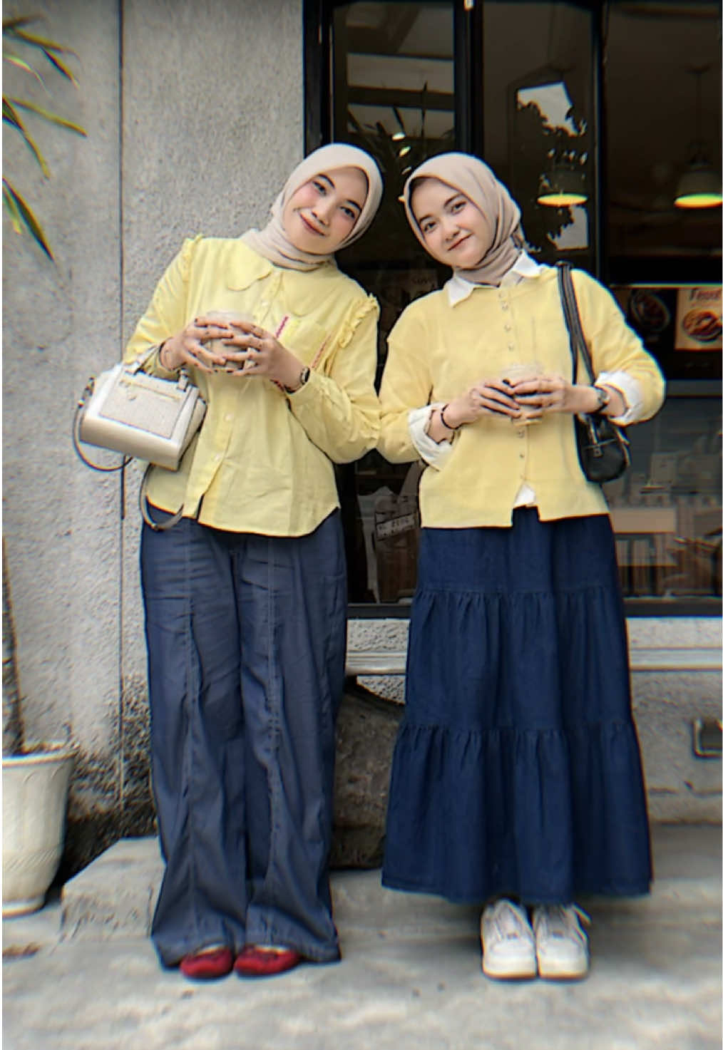 spill : cardi link 256 kemeja putih link 262 rok link 258 tas 260 jilbab link 80 kemeja yellow link 257 celana 259 flatshoes 261 gemash skli match outfit yellow+denim😖💛✨ #coupleoutfit #bestie #outfitideas 