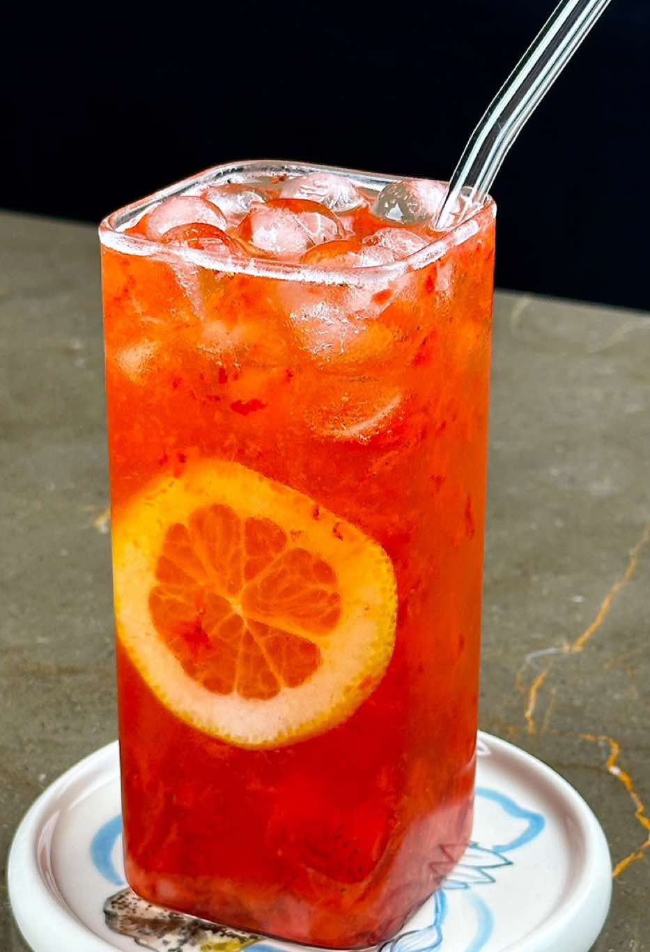 🍓 Mocktail- for English👇 Portağallı-çiyələkli qazlı içki🍹 Tərkibi: təzə çiyələk limon suyu bal buz limon dilimi (bəzək üçün, istəyə görə) sprite portağal suyu Əhvalınızı qaldıracaq əyləncəli bir içki axtarırsınızsa, bu portağallı-çiyələkli qazlı mocktail sizin yeni sevimliniz olacaq😉 Ingredients: fresh strawberries lemon juice honey ice lemon slice (for garnish, optional) Sprite orange juice  If you’re looking for a fun drink to lift your mood, this orange-strawberry sparkling mocktail will become your new favorite 😉 #mocktails #içecek #colddrink #mojito #tiktokrecipe #kitchen #nonalcoholicdrink #tiktokazerbaycan 