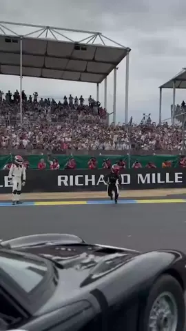 Epic start in the Le Mans classic 😮💨 (via @liamhezemans)