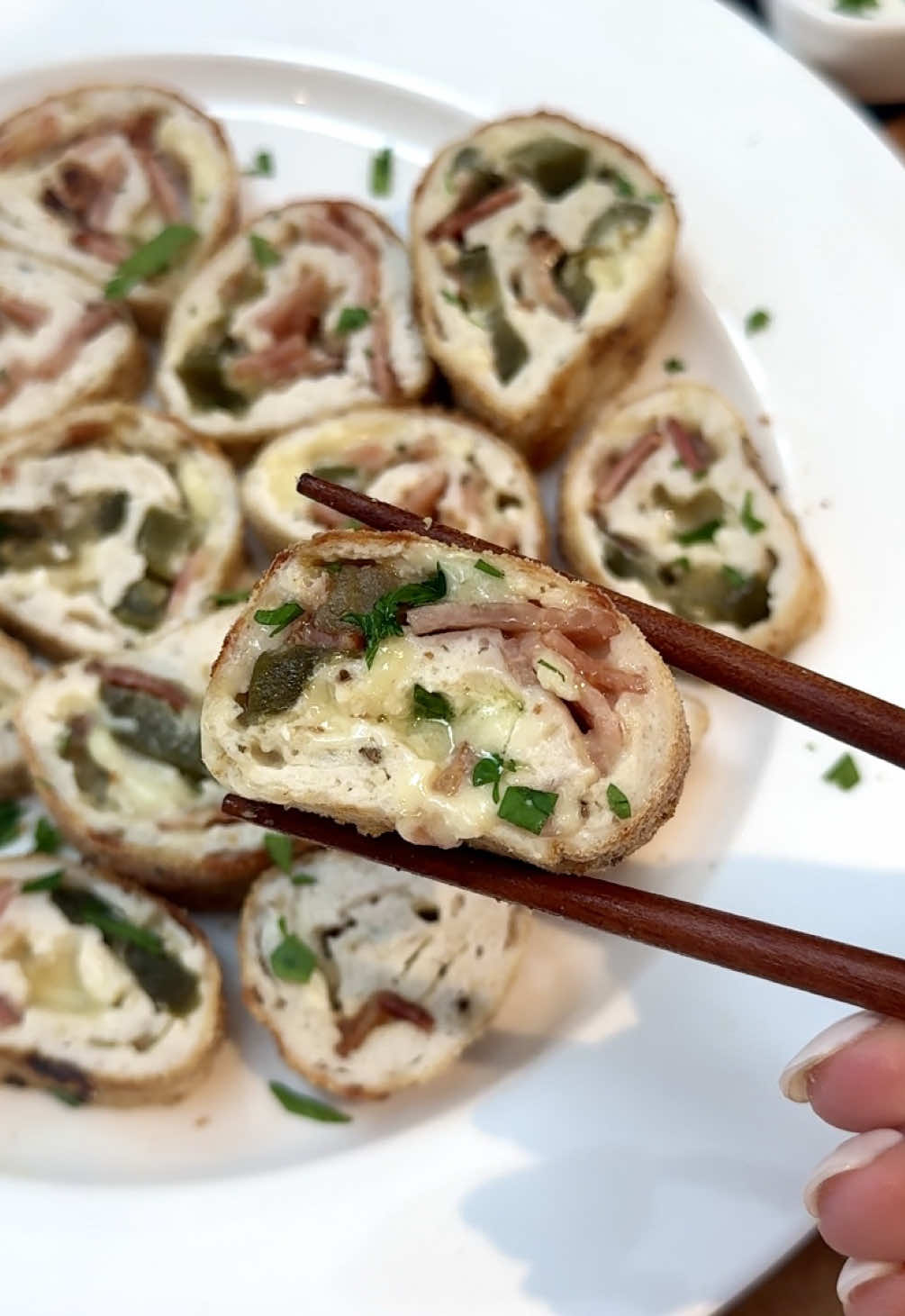 CHEESE, JALAPEÑO, BACON & CHICKEN PINWHEELS 🔥 See the link in my bio for the full recipe! 