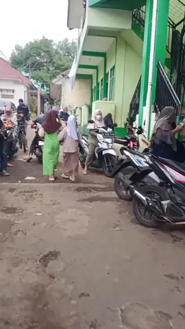 Ayo jadikan anak sodara ponakan dan cucu kita para pencari ilmu agar bisa bermanfaat baginya dan orang lain#santri #MENGAJI #TPA #TKA #santriindonesia 
