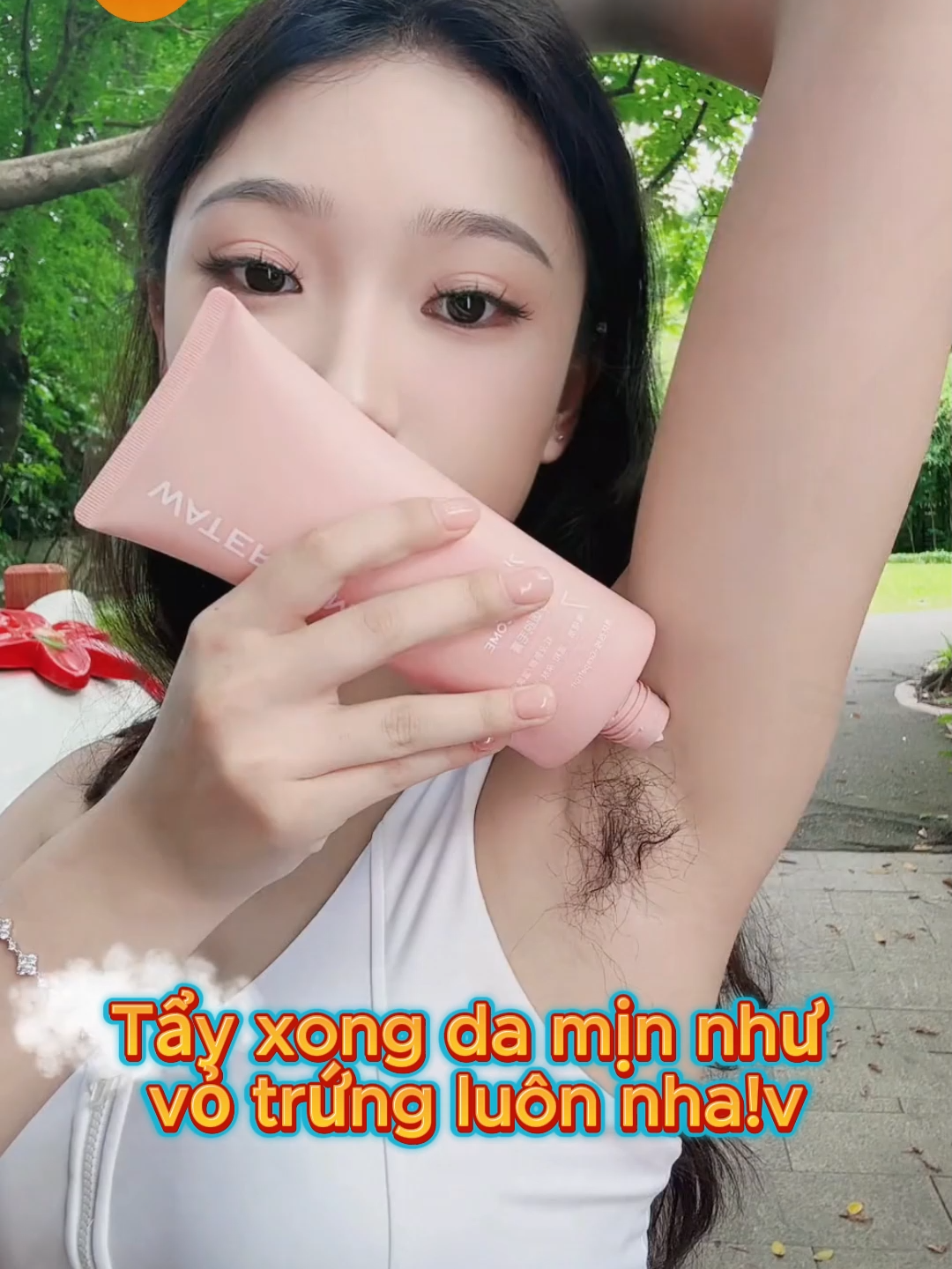 Bạn còn dùng dao cạo để tẩy lông à? Hãy từ bỏ những phương pháp tẩy lông đau đớn đó! Kem tẩy lông dịu nhẹ này giúp tẩy lông sâu, da mềm mịn như lụa.