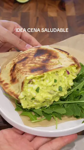Idea de cena saludable🥑🔥 Ingredientes: huevos cocidos, mayonesa (yo he usado de aguacate), mostaza, sal y pimienta al gusto, cebolla morada y pan de pita. Para la mayonesa de aguacate: 2 huevos cocidos, 1/2 aguacate, zumo de lima, sal, corrito de aove y chorrito de agua. Sigue los pasos del vídeo y listo! A DISFRUTAAAAR⚡️ #recetasfaciles #recetasrapidas #recetassaludables #recetasfit #recetascaseras 
