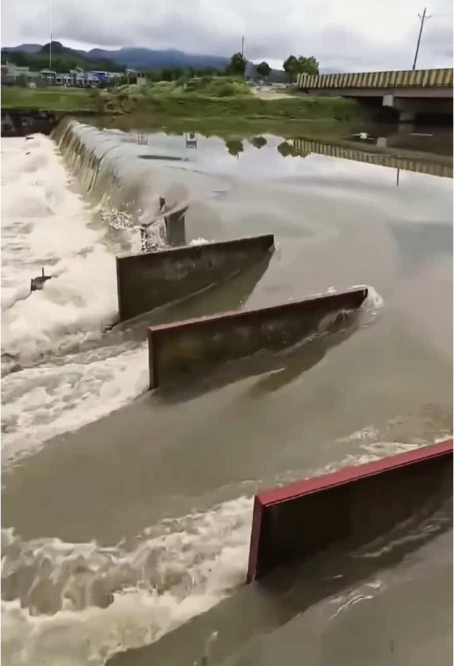 satisfying video#satisfying #satisfyingvideo #oddlysatisfying #weather #flood 