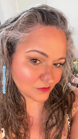 Mediterráneo makeup. Como recién tocada por el sol con la piel tostada (con gotas bronceadoras) y brillante ( con flawless filter) un tinte en jelly para labios y mejillas y toques de brillo y bronceado según los pida tu rostro. Un toquecito de corrector y listo #mediterraneanmakeup #softmakeup #summermakeup #lolamkup 