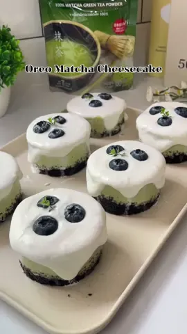 🍵🖤 Oreo Matcha Cheesecake แบบไม่ง้อเตาอบ! เข้มข้นชาเขียว หอมชีส ตัดกับโอริโอ้ กรุบกรอบ ทำง่ายมาก สายขนมห้ามพลาด! 🍰✨ ————————————————————— - โอริโอ้ 150 กรัม - เนยเค็มละลาย 60 กรัม - KAWAMI 100% MATCHA GREEN TEA POWDER 5 กรัม - นมสด 50 กรัม - ครีมชีส 200 กรัม - น้ำตาลไอซิ่ง 65 กรัม - วิปครีม 160 กรัม - เจลาติน 10 กรัม - นมอุ่น 40 กรัม ตัววิปครีม สำหรับราดบนขนม - วิปครีม 150 กรัม - น้ำตาลไอซิ่ง 15 กรัม #คาวามิ #Kawami #มัทฉะ # ลองบีชไซรัป #MatchaCheesecake #NoBakeCheesecake #ขนมชาเขียว #OreoCheesecake #ขนมง่ายๆ #homemadedessert 