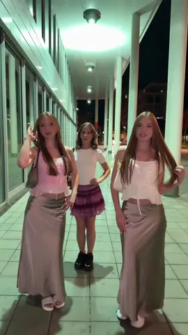 @@zoeyhope.official ❤️ #funn #twins #friends #loveit #stuttgart #twinsoftiktok #summertime 