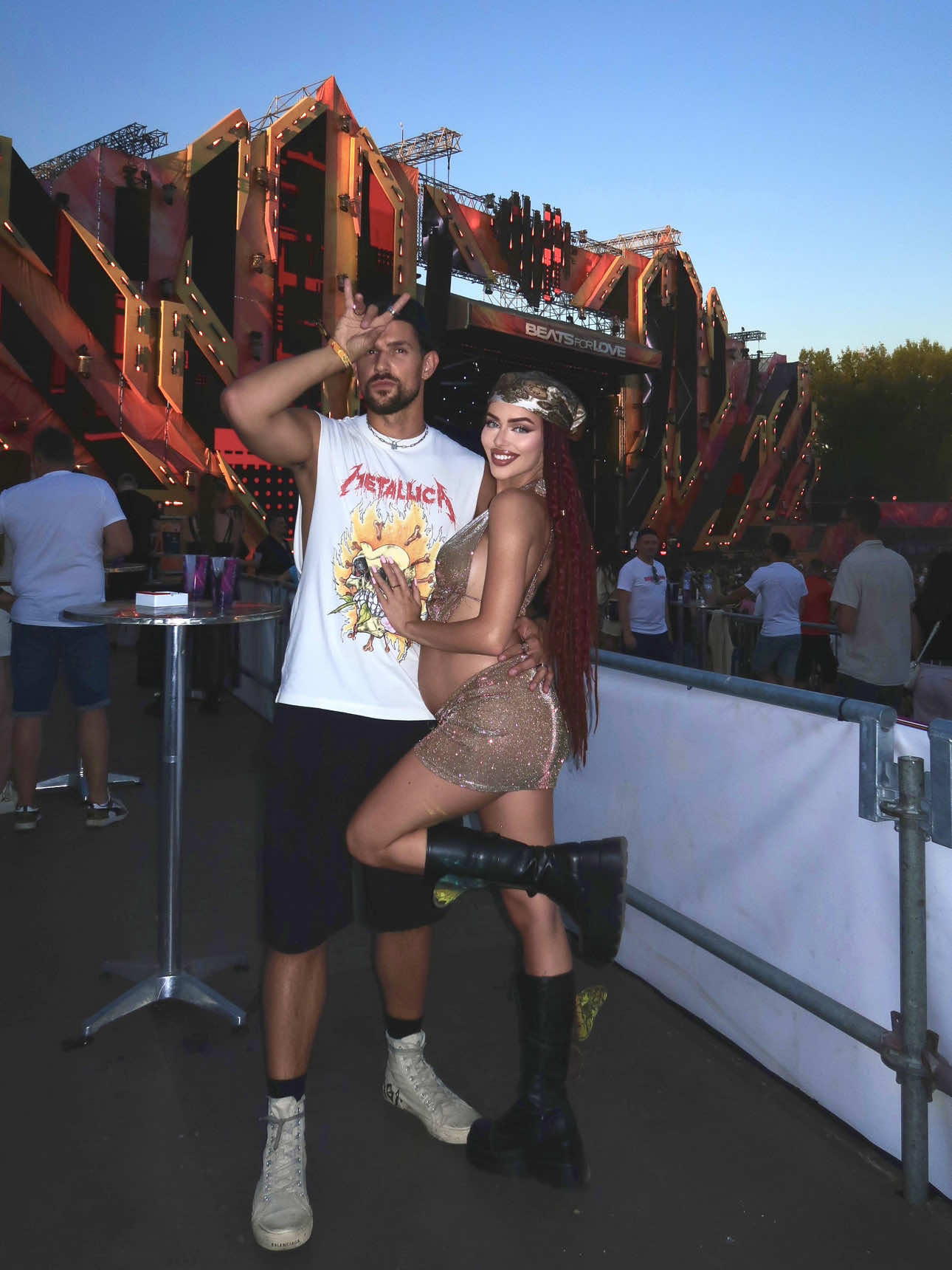 CELÝ VLOG Z FESTIVALU KTERÝ JSME SI UŽILI JAKO DŮCHODCI A PŘED PŮLNOCÍ SPALI UŽ TEĎ NA NAŠEM HERO 😁✌🏽 . . . . #b4l #bestsforlove #Vlog #czsk #ostrava #festivalvlog #OOTD @Rachel Karnižova 