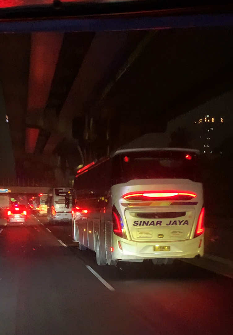 Vibes menuju perantauan, kalau uda ketemu 2 jalan layang ini tandanya bentar lagi sampe, perasaan jadi campur aduk pikiran ga enak jadi satu 🙃 #xybca #sinarjaya #videobus #busmania #lagulawas #nikeardilla #bismania #busmalam #lewatbranda #foryou #fyp 