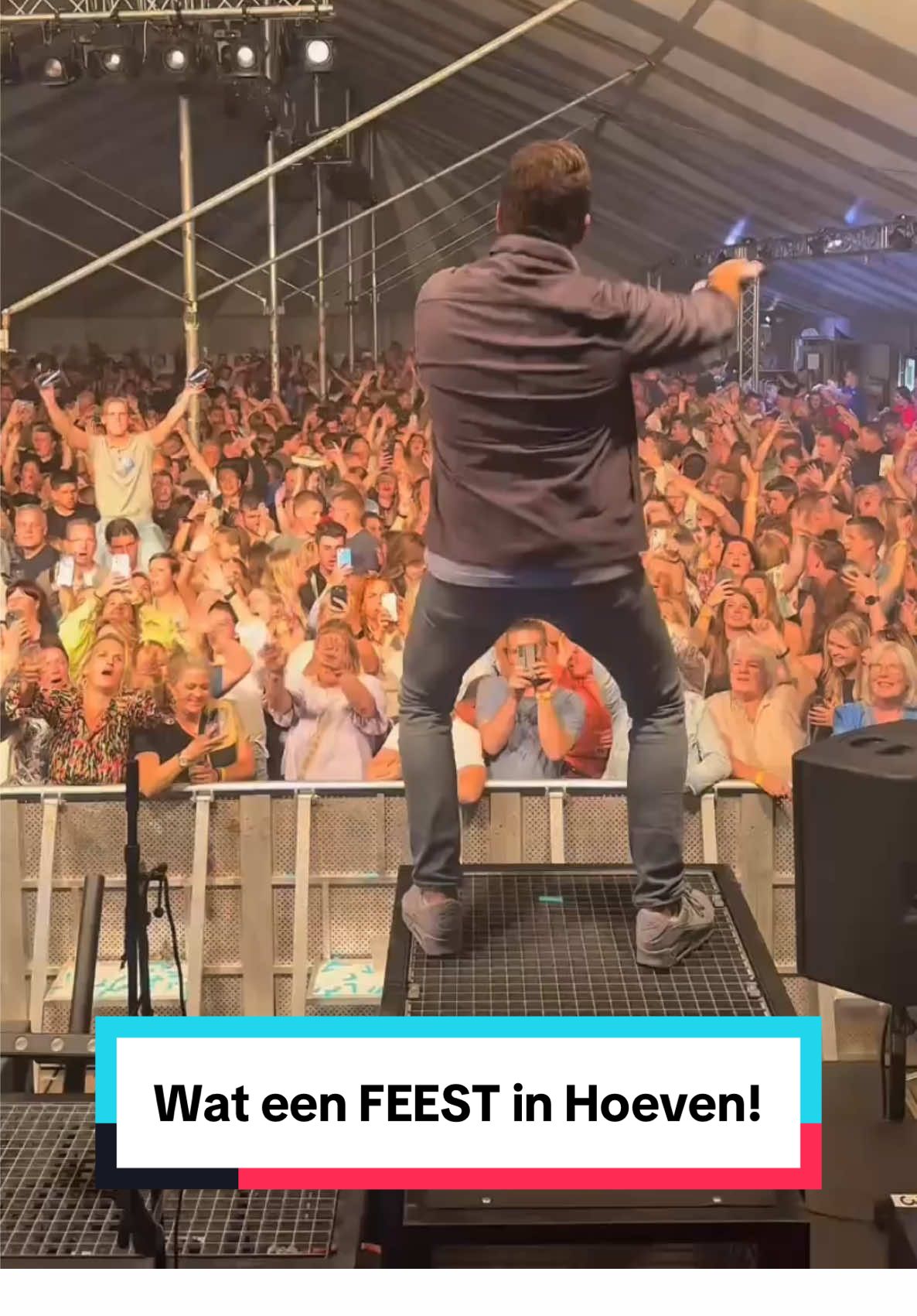 Wat een FEEST in Hoeven! 🥳  #hoeven #jansmit #alkomtdezonnietop #tranquilo #vvhoeven #optreden 