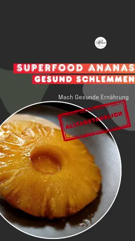 Du willst abnehmen und dabei trotzdem mal so richtig schlemmen? Mach dir eine gebratene Ananas auf einem Joghurt-Spiegel! Bei gerade einmal 254 Kalorien brauchst Du kein schlechtes Gewissen haben und tust Deinem Immunsystem Dank der gesunden Inhaltsstoffe der Ananas noch was Gutes! Vermische einfach Joghurt mit etwas Honig und Zimt und brate die Ananas ohne Fett in der Pfanne. Sobald die Ananas heiß ist, steue ein wenig braunen Zucker auf die Ananas und lass diesen karamelisieren.  Fertig 🤤 Eine detaillierte Anleitung findest Du auf meinem Youtube-Kanal  https://youtu.be/bEtZPcQbm3U?si=3iXm-djyJLYiCbO7 #ernährungsumstellung #ernährung #ernährungstipps #ausgewogeneernährung #gesundeernährung #superfoods #wiederwasgelernt #kochen #weightlossrezepte #abnehmen #ananas #rezept #dessert #desserttiktok 