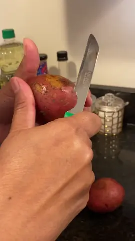 The proper way to peel a potato 🥔 #asmr #asmrvideo #chefstyle #asmrpeeling #cutwithme 