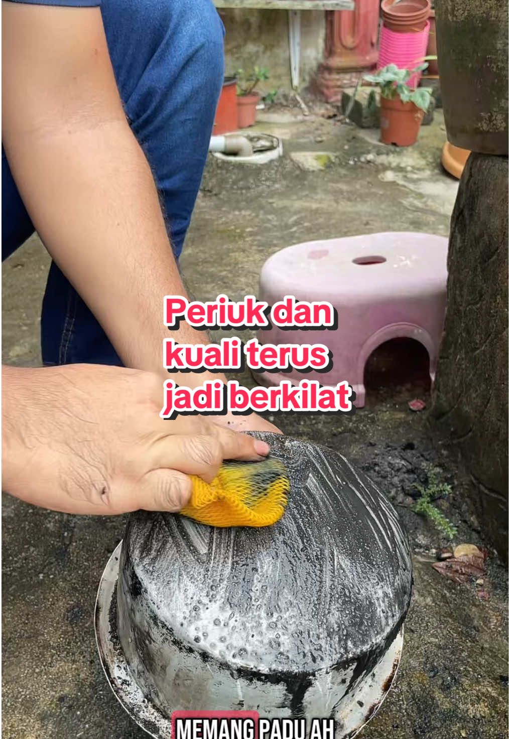 Sabun xdirt ni memang padu dan berkesan. Periuk dan kuali yang hitam terus jadi berkilat. Cubalah‼️😍💪 #xdirt #xdirtbottomcleaner #xdirtpotbottomcleaner #xdirtkuali #stainremover #cucikuali #cuciperiuk #fyp #foryou 