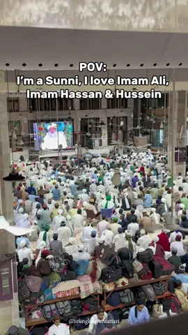 Imam Husein bin Ali, adik Imam Hasan, adalah lambang keberanian dan kehormatan. Di padang Karbala yang panas dan tandus, ia berdiri bersama keluarga dan pengikut setianya, melawan kezaliman meski tahu ajal telah menanti. Pada 10 Muharram 61 H, ia gugur dengan tubuh penuh luka, dan kepalanya dipisahkan dari tubuhnya. Langit pun bersaksi atas tragedi itu; merah selama berbulan-bulan. Karbala bukan cuma peristiwa—ia adalah bisikan abadi tentang kesetiaan pada kebenaran, walau nyawa menjadi taruhan. Kita boleh bersedih, bahkan menangis, namun jangan biarkan kesedihan itu melampaui batas. Imam Al-Ghazali menasihati: saat mengenang tragedi Karbala, ucapkanlah Innā lillāhi wa innā ilayhi rāji‘ūn—sebagai bentuk ketundukan pada takdir Allah. Menyakiti diri, meratap berlebihan, bukanlah akhlak orang beriman. Sebab andai itu dibolehkan, tentu hari wafatnya Rasulullah ﷺ lebih layak dikenang dengan cara yang serupa.  Vidoe ini saya ambil ketika di Pakistan di Pusat Dawateislami Sunni Sufi yang memperingati Haul Imam Ali.  #ahlulbait #karbala #dawateislamiofficial #sunni #sufi #imamhussain #imamali #imamhasan #muharram 