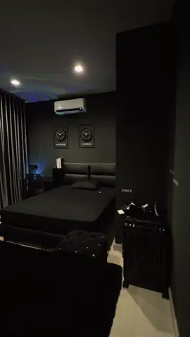 เหลือเปลี่ยนพื้นกับเพดานสินะ 😂#blackroom #ห้องนอน #สีดํา 