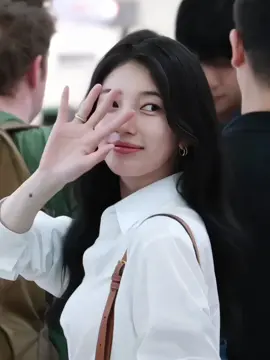 ommoo ommoo.. mata gak bisa bohong ya 🤭 #suzy #baesuzy #celline #celine #skuukzky #baesuzy💖 #fyp #airport 