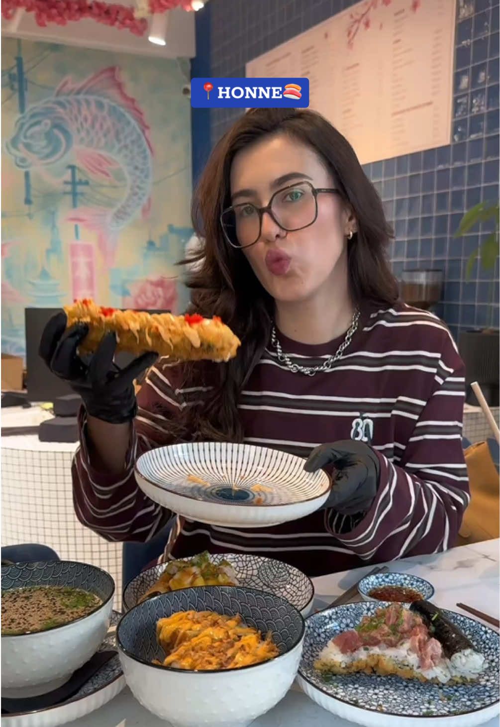📍Honne ul. Nowogrodzka 8  Gdzie na sushi hot doga 🌭 , sushi burgera 🍔 lub sushi pizzę 🍕 w centrum Warszawy? Adres juz znacie! Ceny tutaj jakby zatrzymały się w czasie, a wybór ogromny✨ A z kodem Ciocia10 dostaniecie -10% zniżki na całą ofertę 🫶🏻 Koniecznie weźcie na spróbowanie ogromnej zupy miso za 24 zł z łososiem i tofu 🐟 Współpraca reklamowa  #deliszjozo #warszawa #ciociazwarszawy #sushi #sushiburger #sushipizza #warszawa #sushihotdog #reklama 