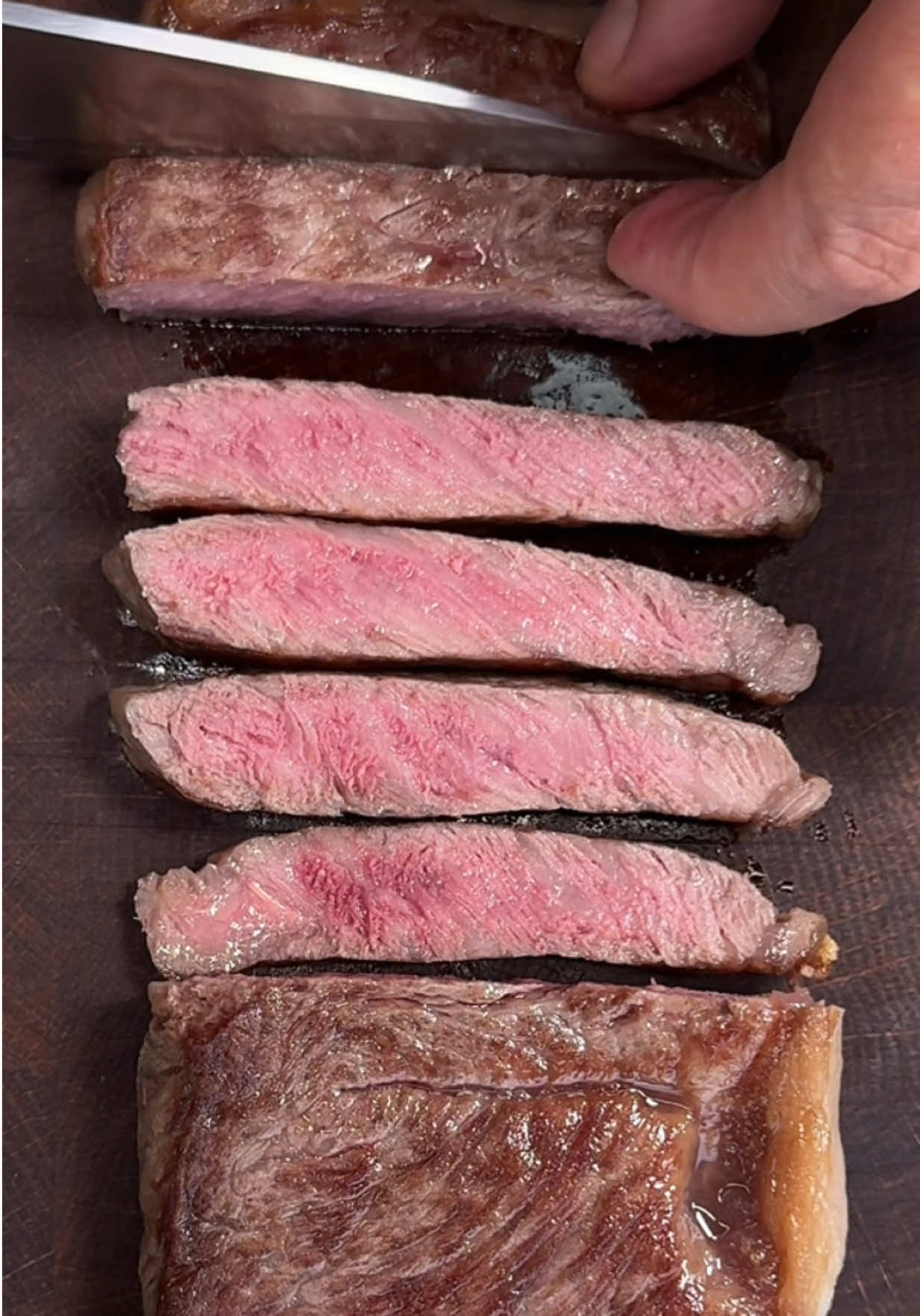 🔥🥩 Steak-Lust pur: Geschnitten mit dem @Germancut Kochmesser aus der Favorites Serie. Ein echtes Highlight und Teil eines hochwertigen Sets mit Santoku, Brotmesser und Gemüsemesser. Präzision, die man schmeckt. 🔪 [Werbung] #steak #grill 