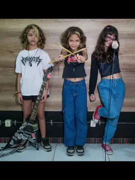 Passando pra agradecer a todas as pessoas que vieram seguir nosso tik Tok e outras redes sociais, isso nos deixa super felizes 💜 Colocaremos mais vídeos aqui ! qual música vc gostaria que a gente tocasse ?  #girlpower #womanband  Go CARAMELAS 