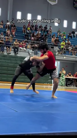 Bueno quedamos 1-0 a favor del judoka , algo controversial la verdad pero está bien hizo bien su plan de juego , lo felicito #wrestling #bjj #judo #reels #viral #paratii #foryoupage #foryoupag #viralvideos 