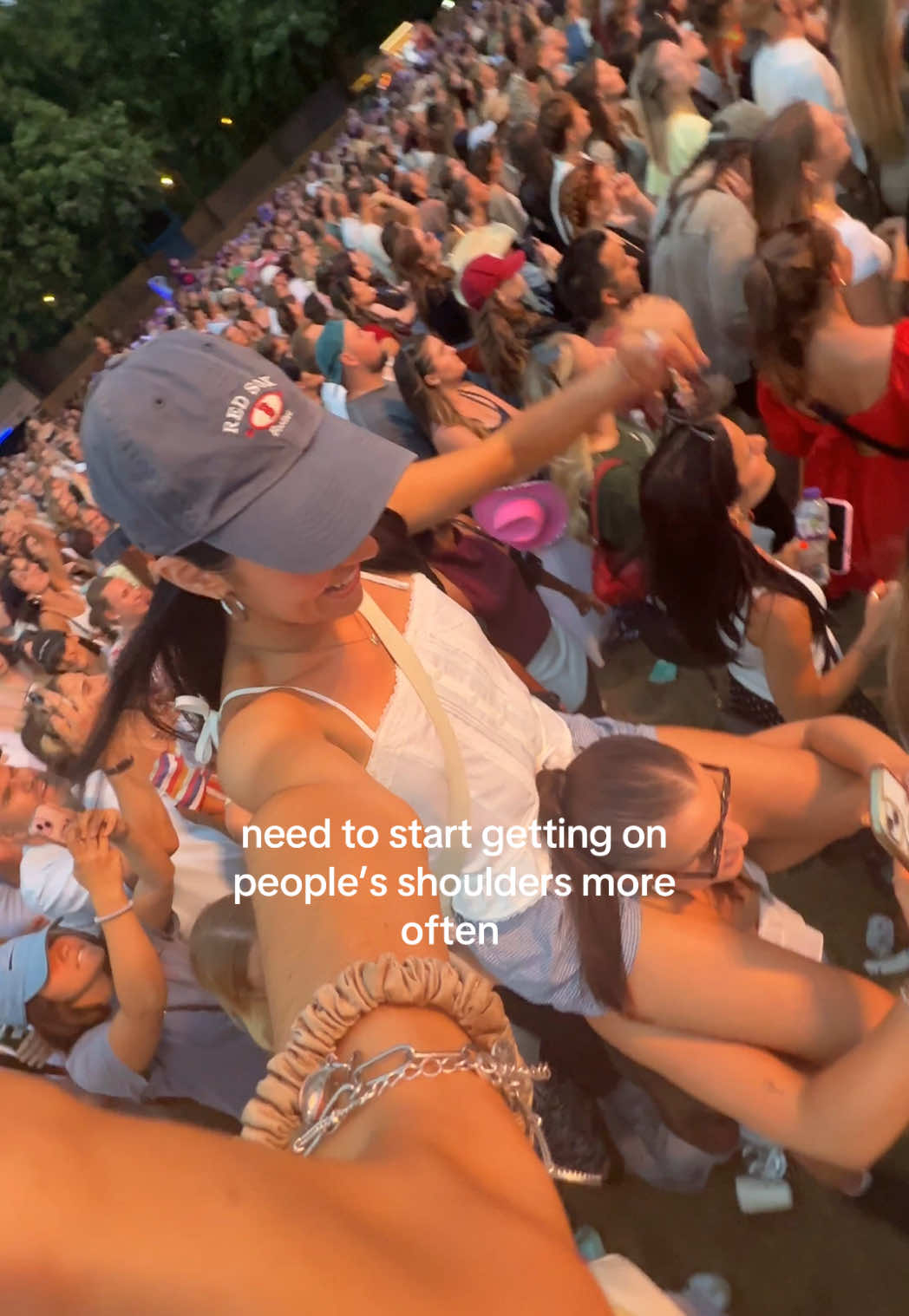 right whos putting me on their shoulders next 💪💪  i wanna goooooo to maine @kt🌟    #london #noahkahan #bsthydepark 