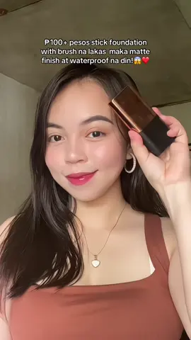 “Hindi mo kailangan gumastos ng malaki para gumanda 💅 This ₱100+ foundation with brush combo is all you need!😍✨ #MurangMakeup #GandangAbotKaya #stickfoundation #makeup #foundation #mattefinish #waterproof #fyp 