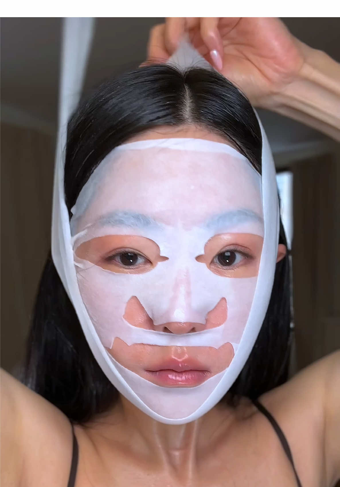 The @numbuzin No.9 NAD Bio Lifting Full Cover Facial Mask uses NAD+, collagen, and 50 types of peptides to achieve a firmer, more sculpted look. It targets sagging, puffiness, fine lines, and enlarged pores while delivering deep hydration and a visible tightening effect. Each set includes a wrap-around lifting band to enhance the mask's firming results by providing gentle tension and supporting skin elasticity. Loving the band! @numbuzin Official #numbuzin 