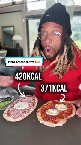 À la fin j’ai pété un cable😂😂😂 • PIZZA LARDON CHÈVRE SODEBO🍕🧀🥓 MACRO📊  Le mien : 371kcal - 32P - 52G - 6L Le vrai : 420KCAL - 20P - 52G - 13L • INGRÉDIENTS (pour 2) PAIN : 125g de farine🌾 (moi je fais un mix blanche/complète) + 125g de skyr 0%🍶 + 1 sachet de levure chimique🍄 + sel🧂 GARNITURE : Sauce tomate🍅 + 20g de fromage rapé allégé🧀 + 100g d’allumettes de bacon maigre🥓 + 40g de fromage de chèvre allégé🧀  FOUR🔥 : 15 minutes à 200 degrés  • Si tu veux plus de recettes télécharge gratuitement ma nouvelle application DOWEAT sur Apple et Androïd 📲 • #pizza #recette #pornfoodiet #bigwill #doweat