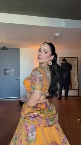 Jaggo ready in my fav lengha ever!!! 🧡🪷🦋✨🌸 🧚‍♀️  • • #desioutfit #jaggooutfit #sangeetoutfit #lengha #OOTD 