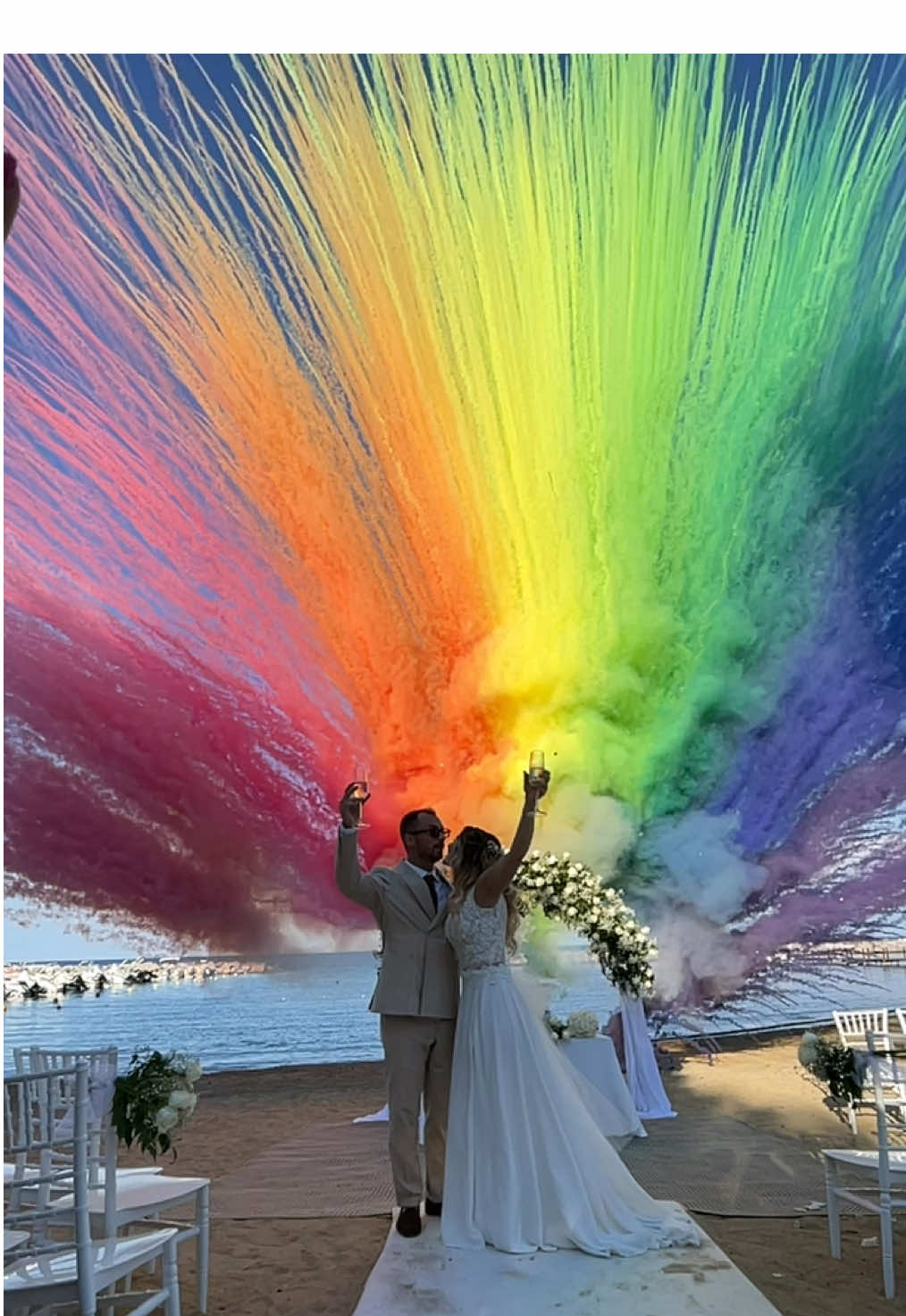 I matrimoni, quelli belli colorati 🌈 #wedding #smokebombs #Love #fireworks 