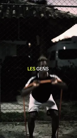N’écoutez pas les gens qui veulent vous éloigner de vos rêves !  #joueurdefoot #footballeur #motivation #footballmotivation #footeux #midset #mental #succes #footballeur #🇫🇷 #motivationfrance 