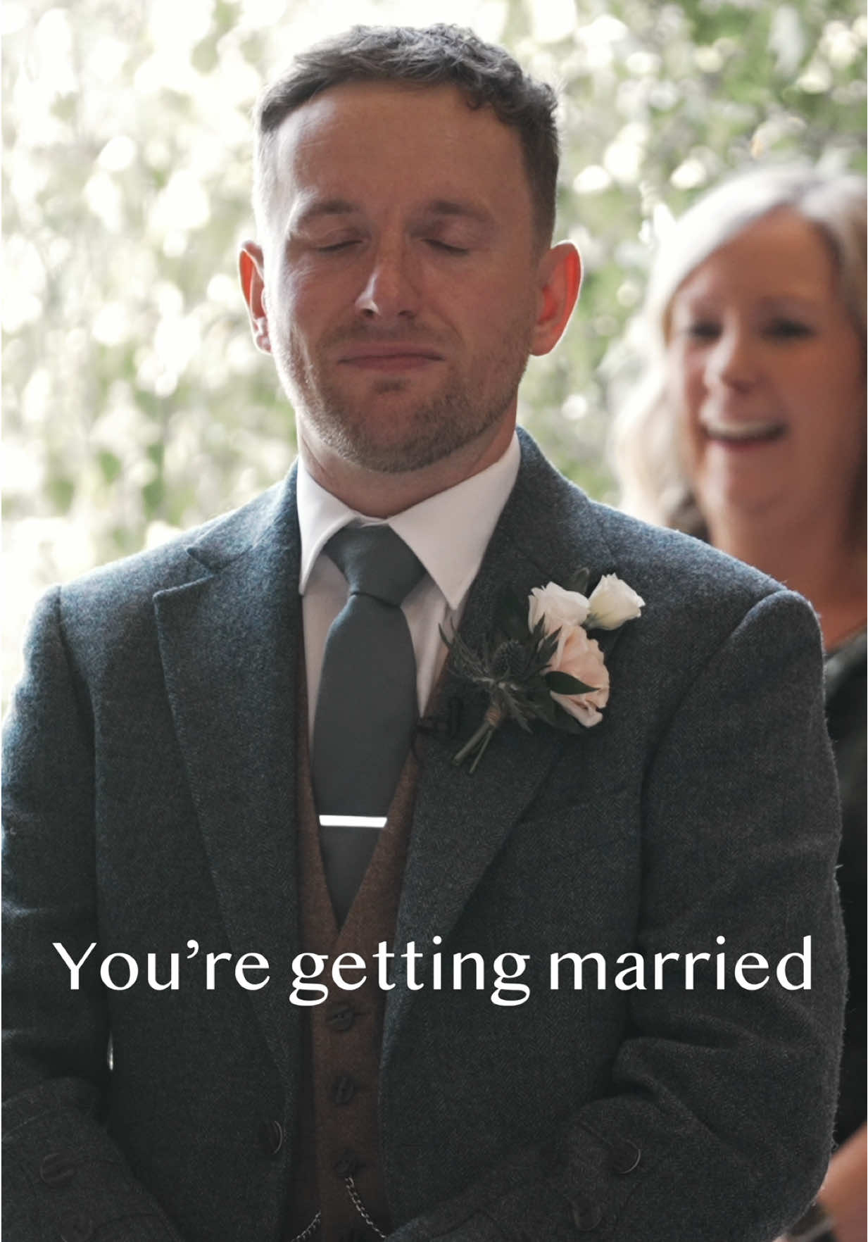 An emotional moment for our groom…. A little surprise from his 2 year old daughter Sadie 🥹 #wedding #rossieontheearn #blackfernmedia #videographer #emotional #groom #flowergirl 