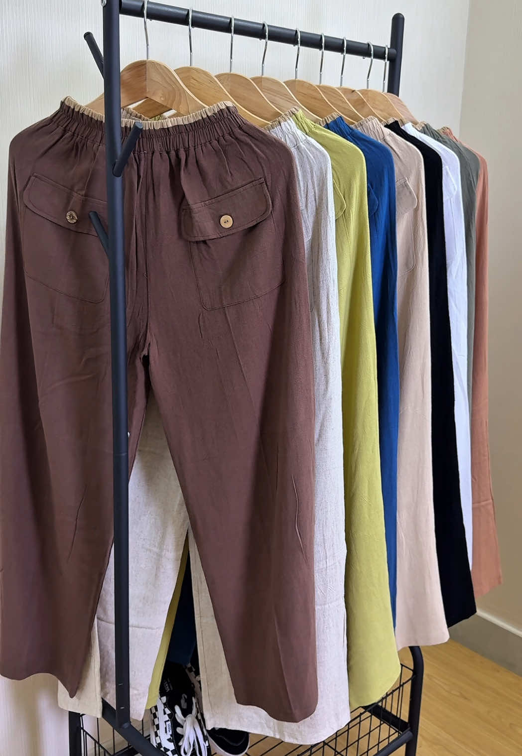 Quần linen bamboo túi hộp sau, vải mềm mát, dáng suông trẻ trung, dễ phối đồ – hàng mới về, chốt liền nha! #quầnlinen #quansuong #túihộp #summerstyle #hangmoive #thoitrangtretrung 