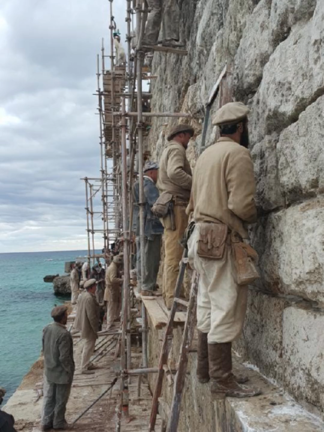El Malecón de La Habana: La historia que nadie te contó#Cibertales #MaleconHavana #cubanosporelmundo #cubanosenmiami  Muchos caminan por el Malecón de La Habana sin saber por qué fue construido. Esta serie te lleva al pasado para descubrir que este famoso muro nació en medio de amenazas, invasiones y privilegios. Una historia donde la defensa se convirtió en poesía urbana.