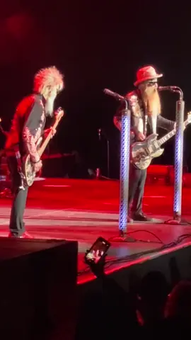 😎🎸🎸@ZZ Top 🫵#zztop #concerts #live #80smusic #billygibbons #dustyhill #elwoodfrancis #guitartok #guitarists #fyp #fy #guitarsolo #bluesrock @Billy F Gibbons 