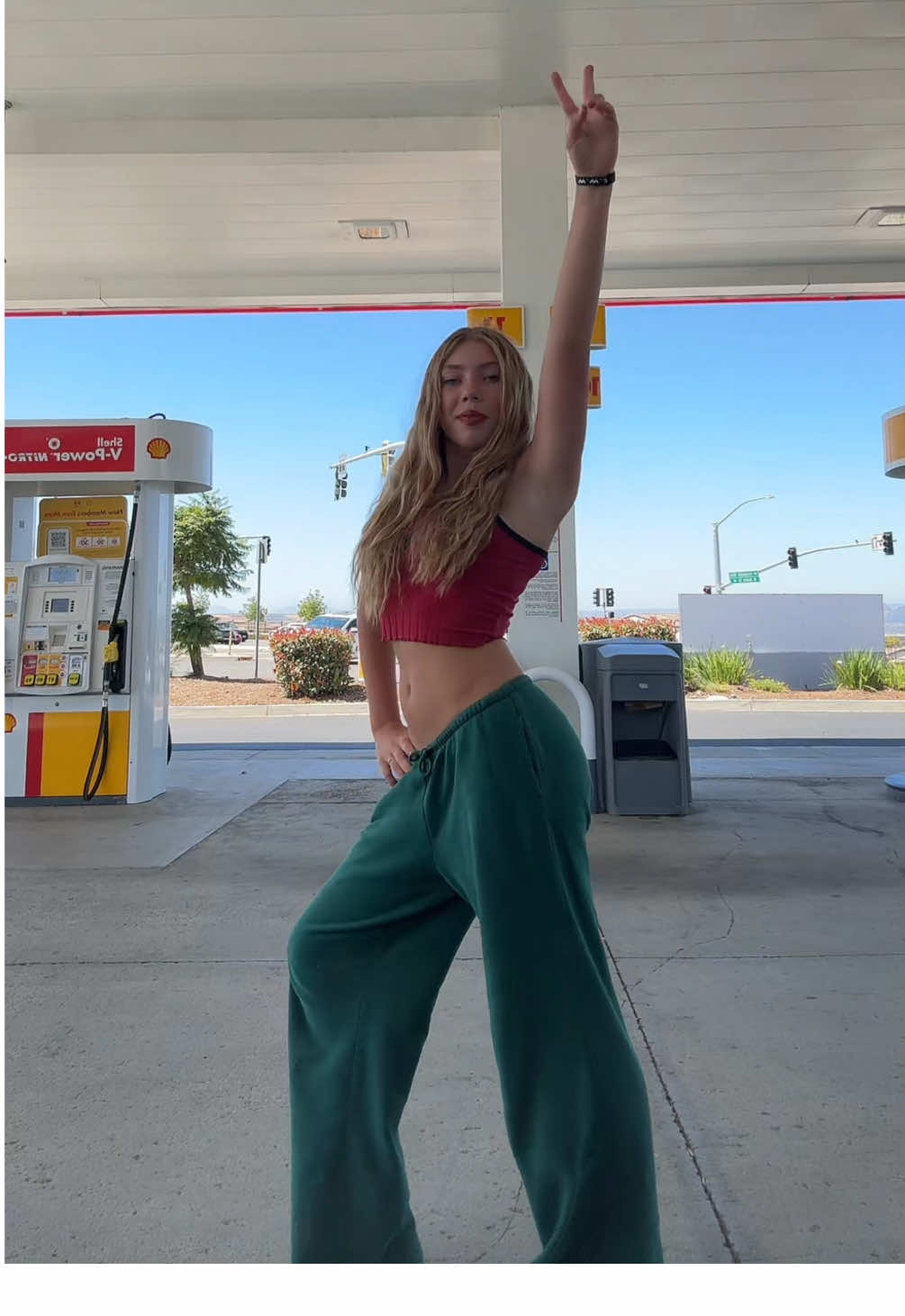 There was a person watching me 😭 #fypシ #dance #gasstation #trending 