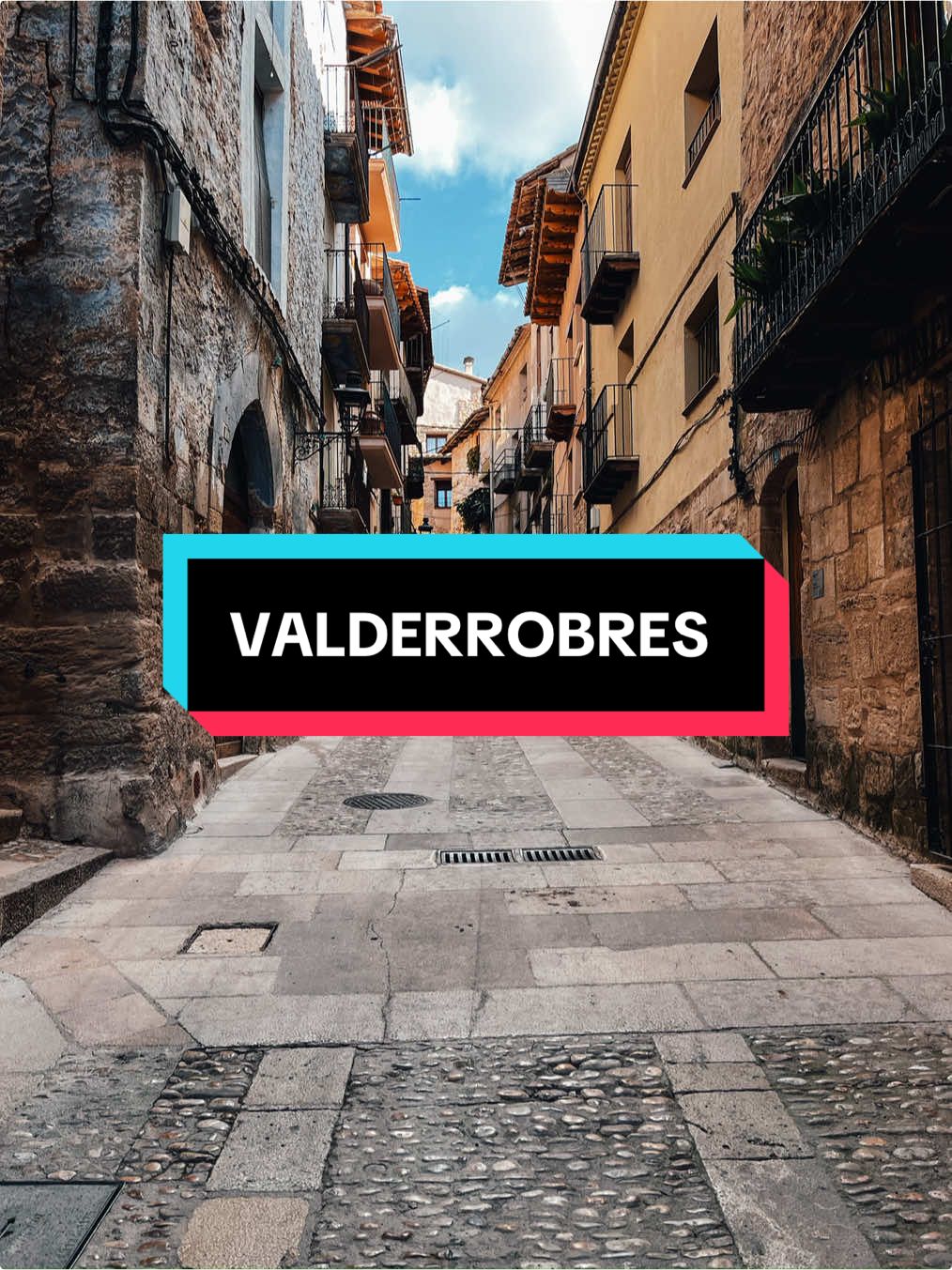 📍 Valderrobres, Teruel Si alguna vez has soñado con pasear por un pueblo medieval de película, este lugar lo hace realidad. Desde su puente de piedra que te da la bienvenida, hasta el imponente castillo que corona la colina, Valderrobres es pura magia visual ✨ Sus callejuelas empedradas, casas de piedra con balcones de madera, y ese ambiente tranquilo de los pueblos con alma… hacen que te olvides del reloj y simplemente disfrutes del momento. Ideal para una escapada rural, para amantes de la historia, la arquitectura y, por supuesto, para quienes buscan esos rincones auténticos que aún sorprenden ❤️ ¿Ya lo conocías? Si no, apunta bien este nombre porque merece estar en tu lista de próximos viajes. 🎥 En este Reels te muestro algunos de los rincones más bonitos del pueblo. ¡No te lo pierdas y guarda este post para tu próxima aventura! #valderrobres #matarraña #pueblosdeespaña #escapadarural #teruelexiste #aragonincreible #viajarporespaña #pueblosconencanto #castillodeespaña #turimosrural #viajaresvivir #viral #paratiiiiiiiiiiiiiiiiiiiiiiiiiiiiiii #parati #lentejas #fyp #destinoconmagia #reelsdeviaje #rinconesdeespaña #slowtravel #arquitecturahistorica #viajesdepelícula #españaauténtica #planesdiferentes #reelsconencanto 