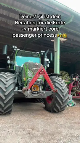 Wer ist eure passenger princess🚜🫶🏼 #landwirtinausleidenschaft #landwirtschaftistleidenschaft #landwirtschaftausleidenschaft #farmgirl #farmgirllife #landwirtin #landwirtschaft #farmgirls #fendt #fendtglobal #fendtpower 
