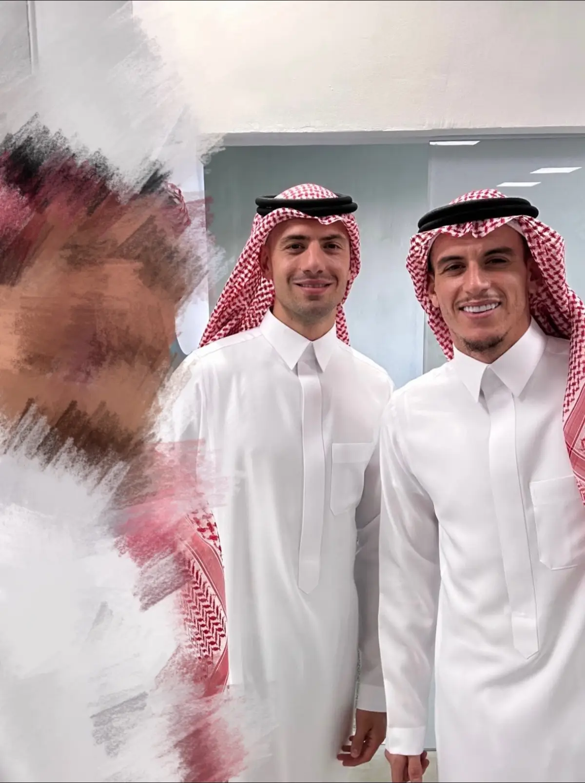 لا رفيق الا الظفر ولا حزام الا حزامي ‏بعد ماجربت جمع الذل والسيف المصدي ‏والمفدّي عن بني عمه بروحه مايلامي ‏لا بغى عن روحه بروحه يا عذاله يفدّي ‏يازماني لا نوت تخفي لياليك عظام ‏ثم يجي من بعد جيلي جيل عصرٍ مستجدي #ايبانيز #ديميرال  #الاهلي #محمد_بن_ذيب 