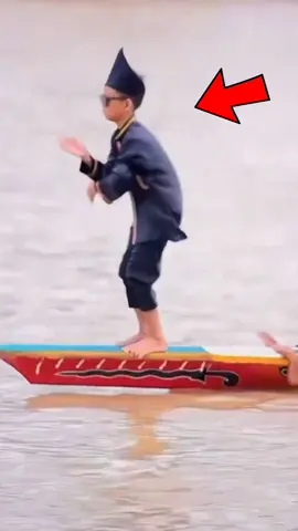 Why This Viral Boat Race Kid Went Viral #ViralVideo #facts #viralboatkid #interestingfacts 