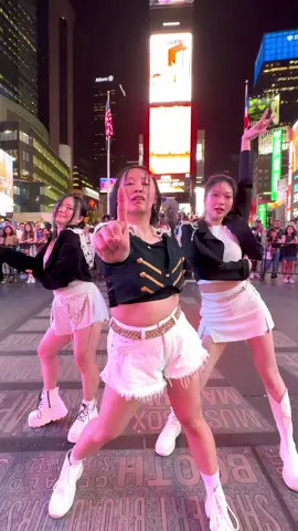 Is that HUNTR/X in NYC!?!? #kpopdemonhunters #huntrix #sajaboys #rumi #mira #zoey #gooden #takedown #twice #ejae #ahnhyoseop #ardencho #kpop #kpopdancecover #dande #kpopdancechallenge #dancechallenge #kpopinpublic #dance #dancechallenge #betflux #timessquare #nyc #sony 