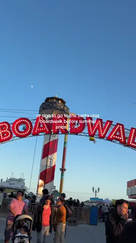 ur sign to hit up the santa cruz boardwalk before summer ends 🍨🥥🍬♡♡  #santacruz #santacruzbeachboardwalk #Summer #summervibes #summervlog #summer2025  #foryou #foryoupage #foryourpage #summertime #summeraesthetic #aesthetic #aestheticsummer #Foodie #santacruzcalifornia #california #fyp 