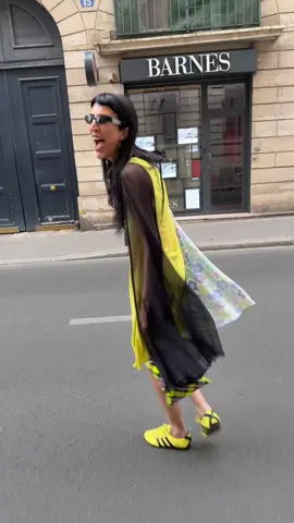 Esse look thai ou não Thai de matcha? Vestido: Toca Bolsa: Prada Tênis: @adidas 