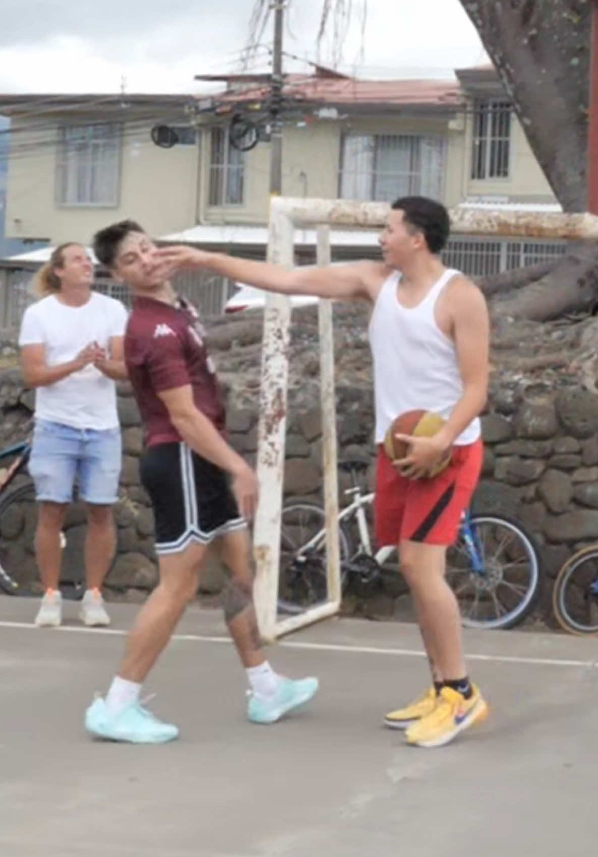 I’d be just as mad if someone did a sky hook from 3 for game😂🥶 #streetball #basketball #mattkiatipis 
