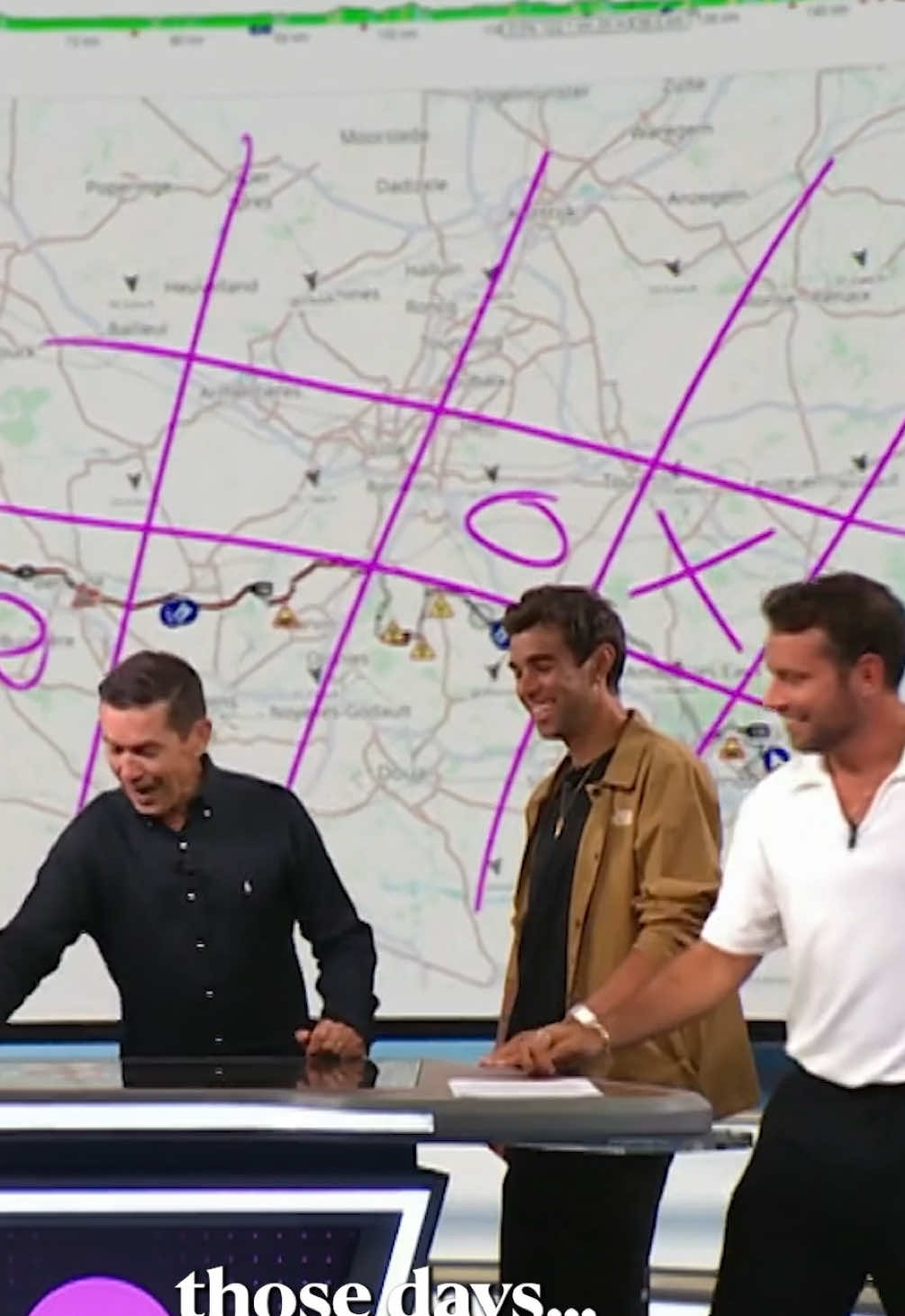 Robbie McEwan trying to do analysis 🤝 Adam Blythe wanting to play noughts and crosses