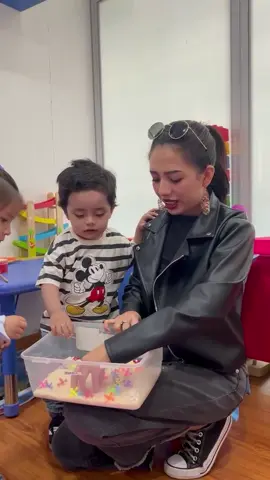 🎓💖 La primera maestra de tu bebé... eres tú, mamá. Desde el primer abrazo, la primera canción y cada juego compartido, estás enseñándole al mundo desde el amor. En Carpe Diem celebramos a cada mamá que acompaña, guía y enseña desde el corazón. 🌷👶🏼 Gracias por estar presente, por ser ejemplo, y por ser la mejor maestra que tu hijo puede tener. #DíaDelMaestro #PrimeraMaestra #EstimulaciónTemprana #CarpeDiem #MamásQueInspiran #Arequipa 