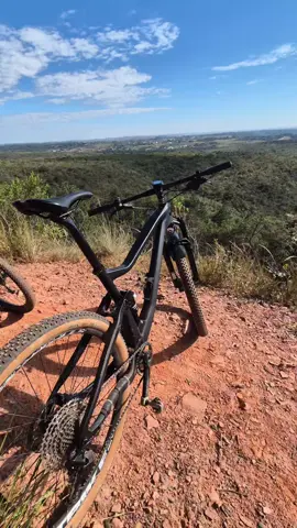 Lexon Myst Pro 2024 na trilha! Leve, agressiva e pronta pra qualquer desafio. Carbono de alta performance, geometria moderna e um design que vira pescoços por onde passa. Essa máquina não é só uma bike, é um estilo de vida. 🌄🔥 Se é pra pedalar, que seja com estilo, potência e alma de competição. Bora viver o rolê? 🌪️ #saracenmystpro #bikedecarbono  #mtblife  #trilhaévida  #pedalnaveia  #ciclismodemontanha  #BikeLover #ridemore  #pedalandoporai  #mountainbikebr  #bikersbrasil  #vibesobrerodas  #ciclistasdobrasil  #estilosobreduasrodas  #fullsuspensionbike  #canoteretratil #lexonfull 